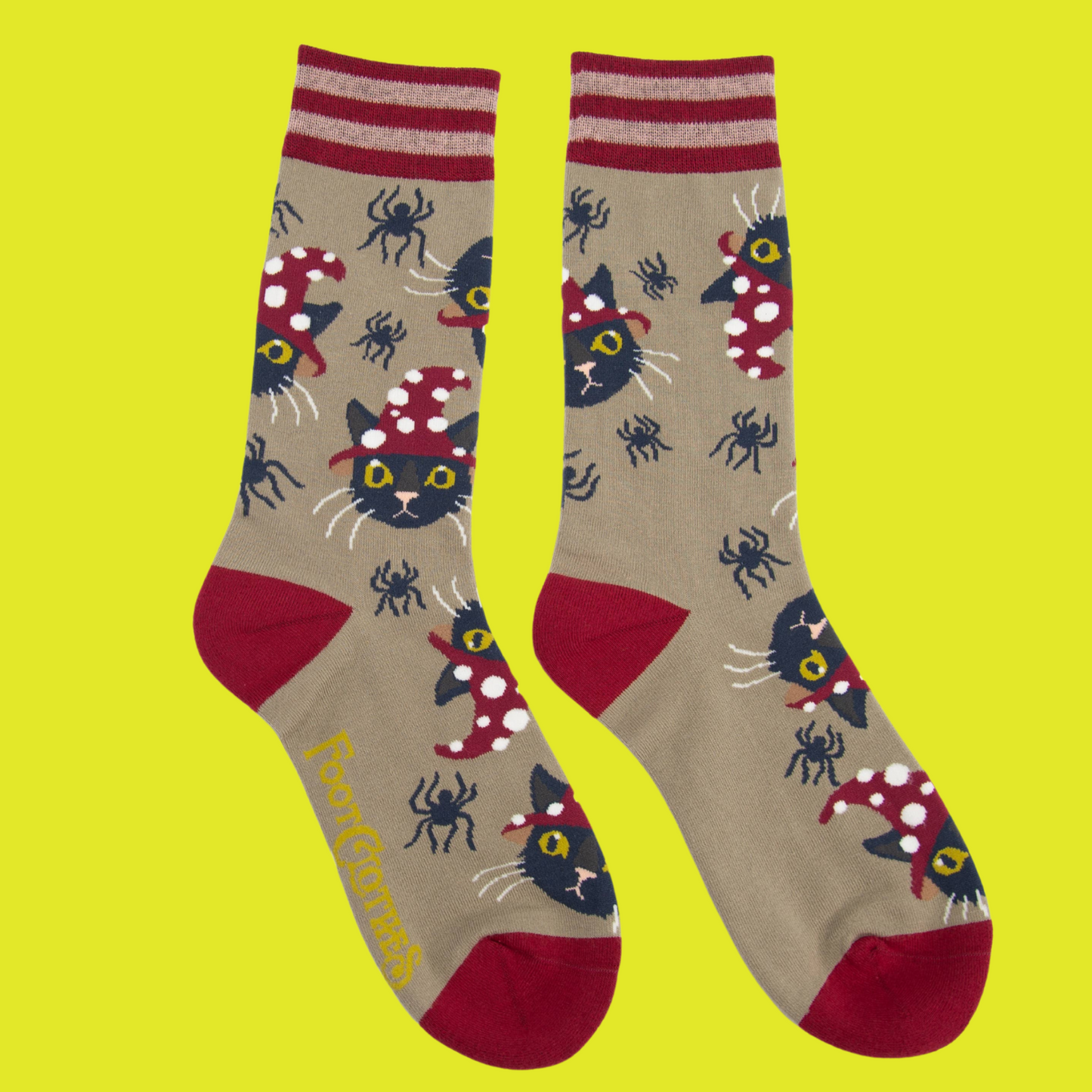A pair of cocks with a cute cat and spider halloween pattern. Red heel, toe and cuff.