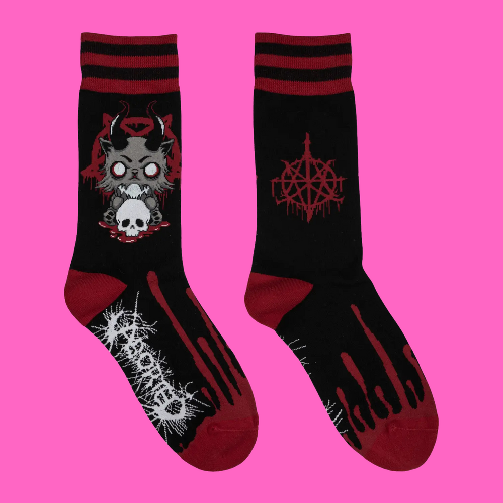 
                      
                        A pair of socks featuring a creepy kitty. Black legs, red heel, toe and cuff. 
                      
                    